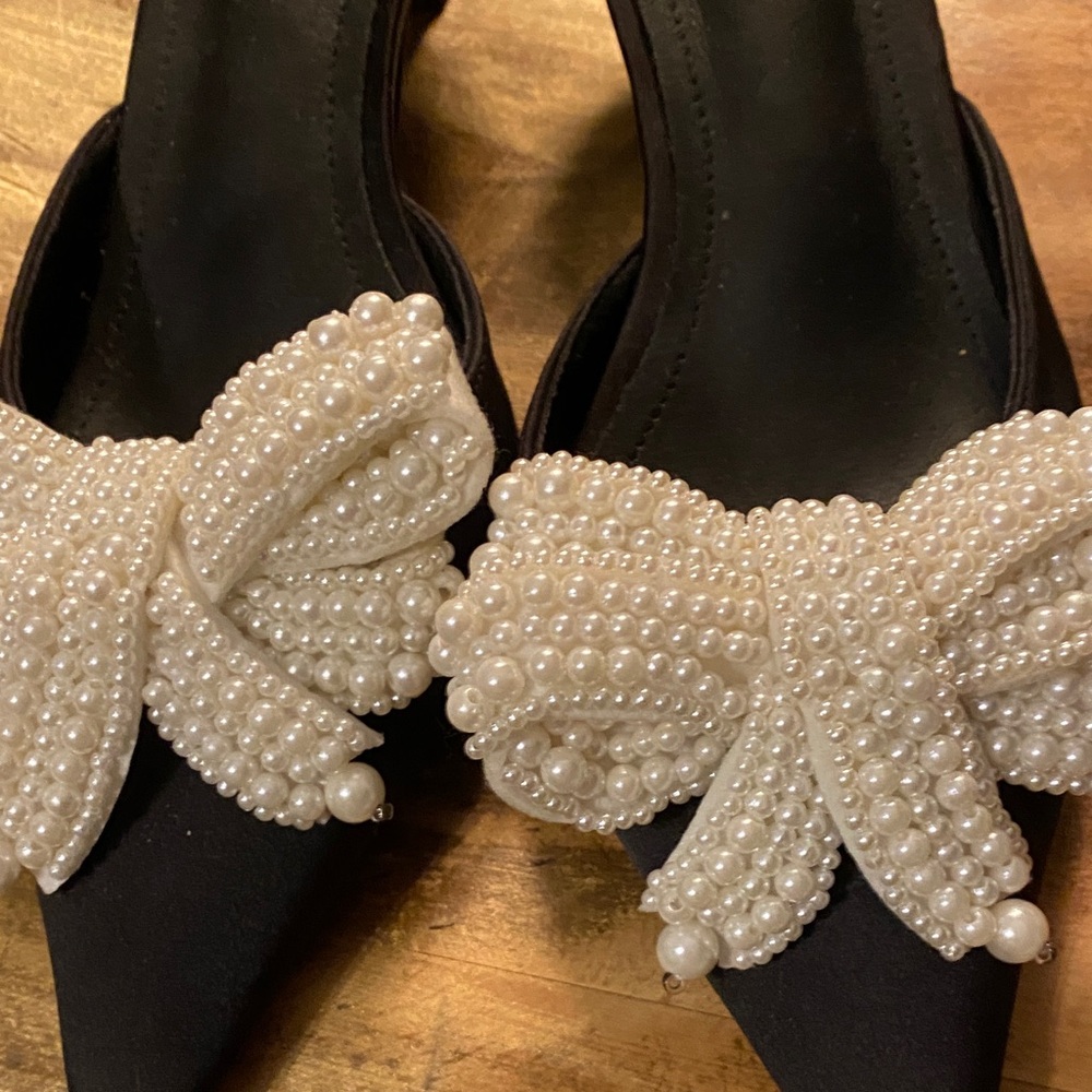 Elegant Black Slip-ons with Pearl Bow - Picture 3 of 6